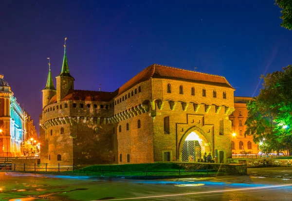 Polonya 'nın Krakow kentindeki Barbikan kapısının gece görüşü.
