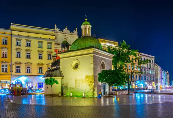 Nachtansicht Der Beleuchteten Adalbert Kirche Der Polnischen Stadt Krakau Krakau — Stockfoto