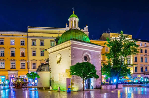 Vista Nocturna Iglesia Iluminada San Adalberto Ciudad Polaca Cracovia Cracovia — Foto de Stock