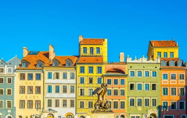 Polonya, Varşova 'daki eski kasaba meydanında renkli cepheler.