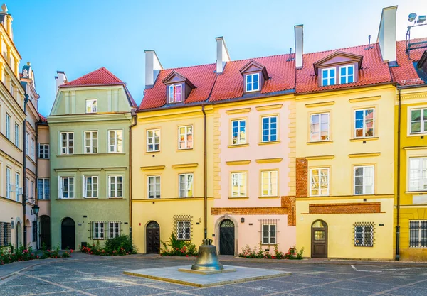 Polonya 'nın eski Varşova kentinin renkli evleri.