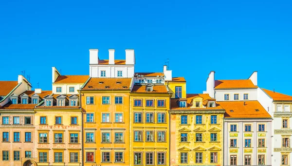 Polonya, Varşova 'daki eski kasaba meydanında renkli cepheler.