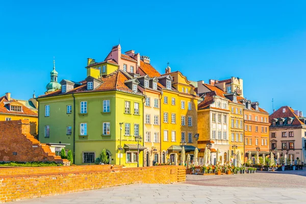 Polonya 'nın eski Varşova kentinin kale meydanındaki restoranların manzarası.