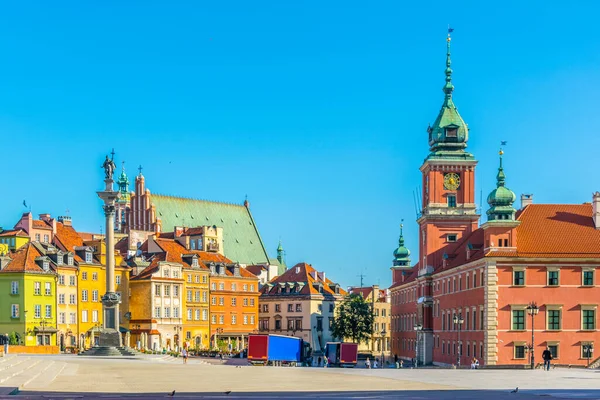 Polonya 'nın Varşova kentindeki kraliyet şatosunun önündeki kale meydanı manzaralı..