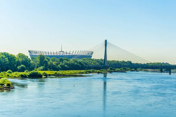 Polonya 'nın Varşova kentindeki çelik köprünün arkasındaki Polonya Milli Futbol Stadyumu manzarası.