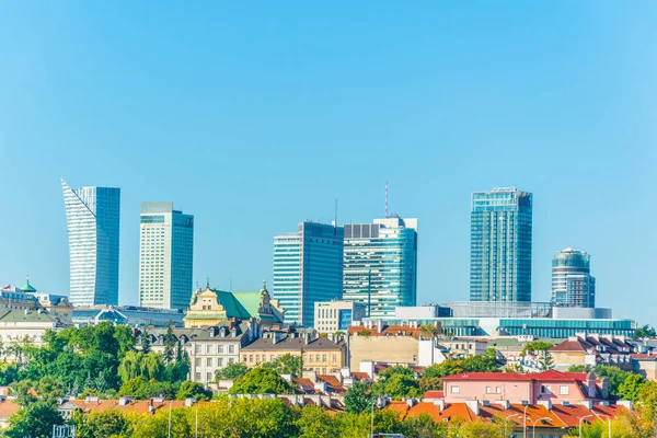 Varşova 'nın silueti Polonya' da birkaç gökdelenin egemenliğinde..