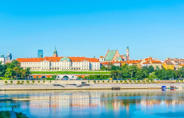 Kraliyet kalesi ve eski Varşova kasabası Polonya 'daki Vistula Nehri' ni yansıtıyordu..