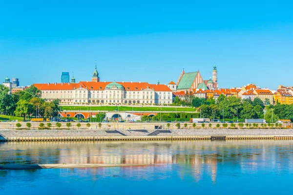 Kraliyet kalesi ve eski Varşova kasabası Polonya 'daki Vistula Nehri' ni yansıtıyordu..