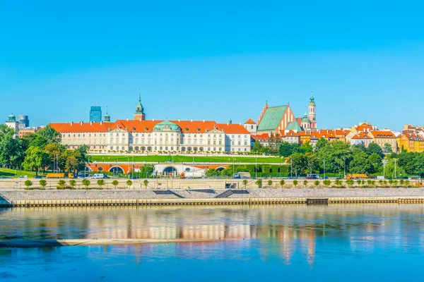 Kraliyet kalesi ve eski Varşova kasabası Polonya 'daki Vistula Nehri' ni yansıtıyordu..