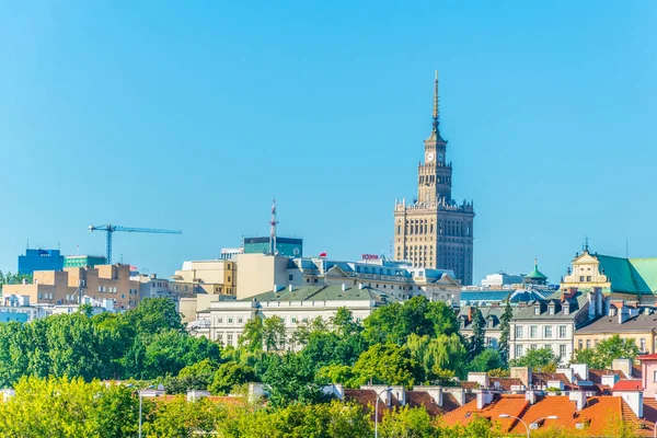 Varşova 'nın silueti, Polonya' nın kültür ve bilim sarayının egemenliğinde..