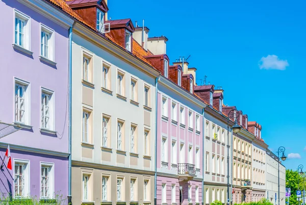 Polonya 'nın eski Varşova şehrinin renkli cepheleri.