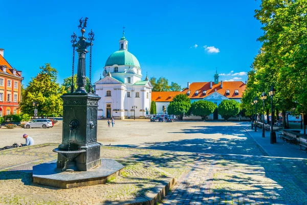 Polonya şehri Varşova 'daki Kazimierz kilisesinin manzarası..