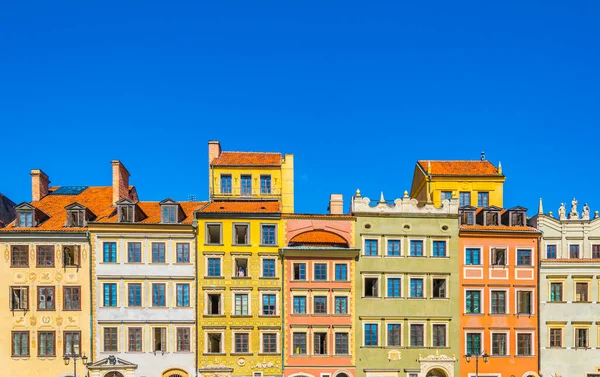 Polonya, Varşova 'daki eski kasaba meydanında renkli cepheler.