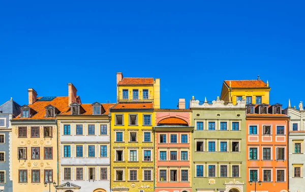 Polonya, Varşova 'daki eski kasaba meydanında renkli cepheler.