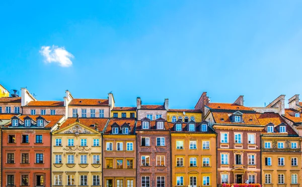 Polonya, Varşova 'daki eski kasaba meydanında renkli cepheler.