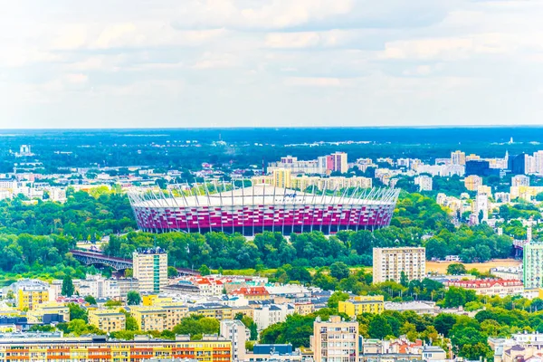 Polonya 'nın Varşova kentindeki çelik köprünün arkasındaki Polonya Milli Futbol Stadyumu manzarası.
