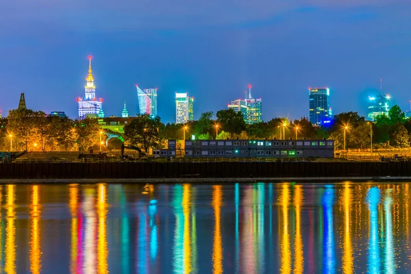 Varşova 'nın Skyline' ı gece boyunca kültür ve bilim sarayının egemenliğinde, Polonya.