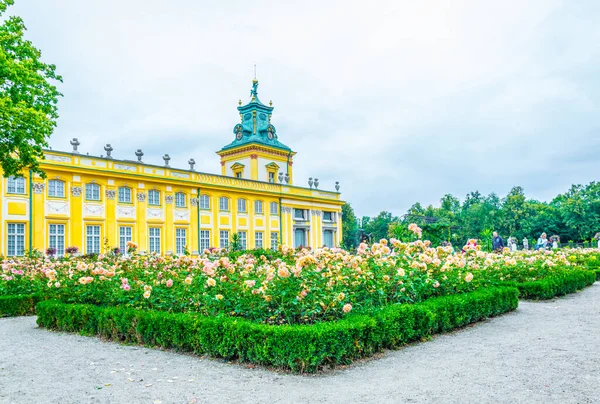 Wilanow 'daki Barok Sarayı Varşova, Polonya' daki bir gül bahçesinin arkasına gizlenmiş. 