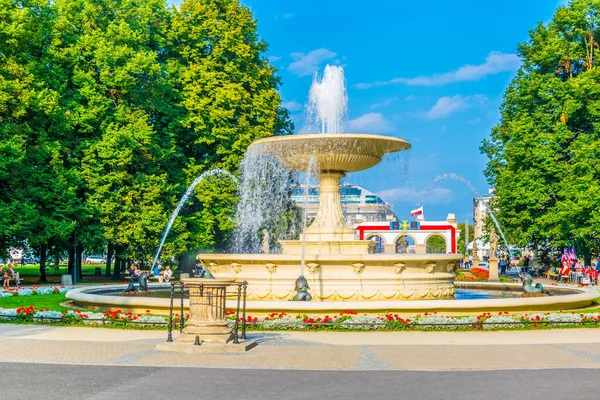 Ogrod Saski Çeşmesi - Sakson Bahçesi, Polonya 'nın Varşova kentindeki en eski halk parkı. 
