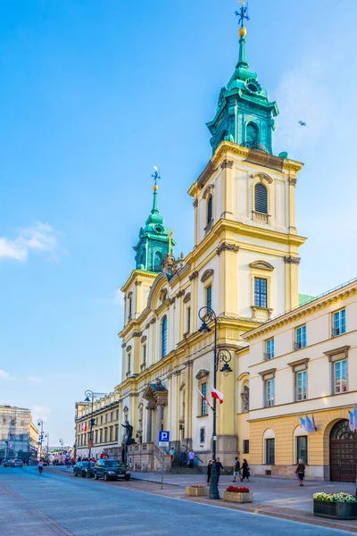 People Strolling Nowy Swiat Street Front Church Holy Cross Warsaw — Stockfoto