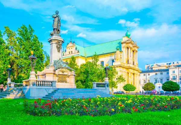 Estatua Monumento Adam Mickiewicz Varsovia Con Iglesia Del Seminario Asunción —  Fotos de Stock