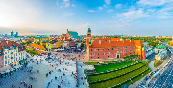 Polonya 'nın başkenti Varşova' da kraliyet kalesi ve sigismunds sütununun önündeki kale meydanının hava görüntüsü.