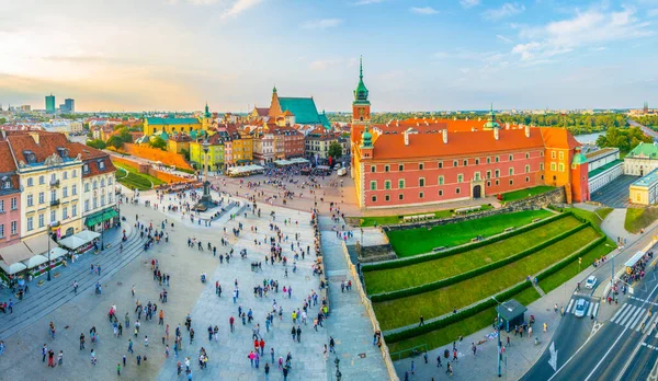 Polonya 'nın başkenti Varşova' da kraliyet kalesi ve sigismunds sütununun önündeki kale meydanının hava görüntüsü.