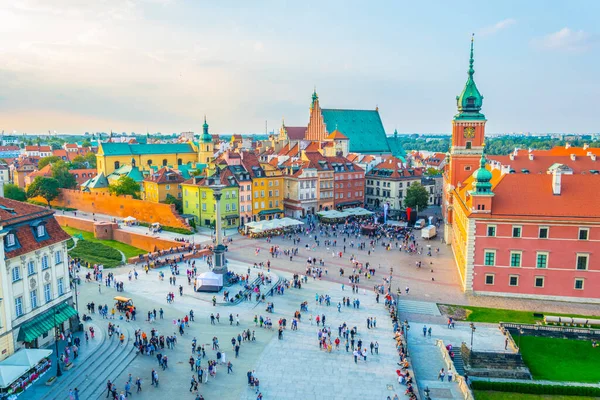 Polonya 'nın başkenti Varşova' da kraliyet kalesi ve sigismunds sütununun önündeki kale meydanının hava görüntüsü.
