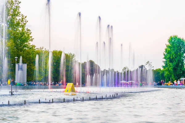 Gün batımında Varşova 'daki Multimedia Fountain Park, Polonya.