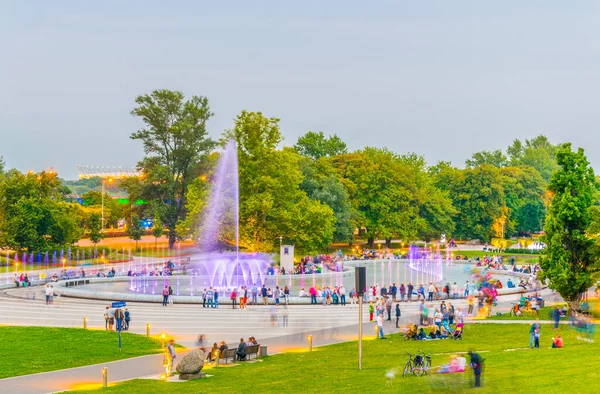 Люди Собираются Вокруг Мультимедийного Парка Фонтанов Увидеть Освещенные Фонтаны Варшаве — стоковое фото