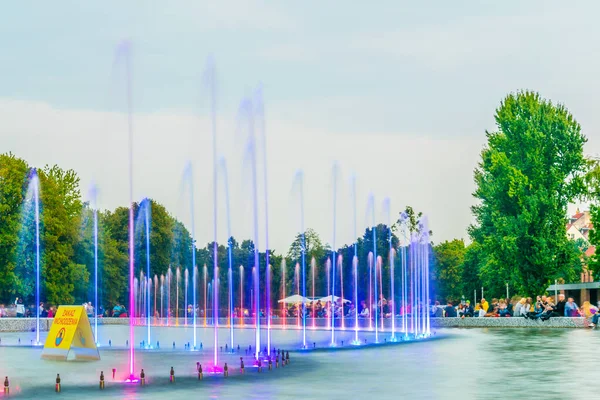 Gün batımında Varşova 'daki Multimedia Fountain Park, Polonya.
