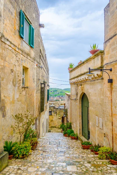 İtalyan şehri Mater 'de dar bir cadde manzarası