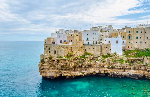İtalyan polignano şehri manzarası Puglia Regio 'da ünlü bir tatil köyüdür.