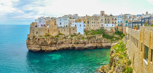 İtalyan polignano şehri manzarası Puglia Regio 'da ünlü bir tatil köyüdür.
