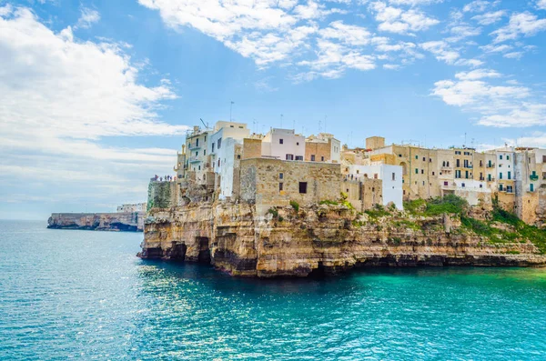 İtalyan polignano şehri manzarası Puglia Regio 'da ünlü bir tatil köyüdür.
