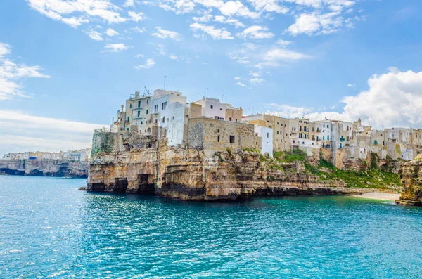 İtalyan polignano şehri manzarası Puglia Regio 'da ünlü bir tatil köyüdür.