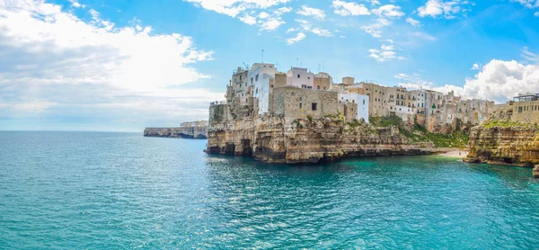 İtalyan polignano şehri manzarası Puglia Regio 'da ünlü bir tatil köyüdür.