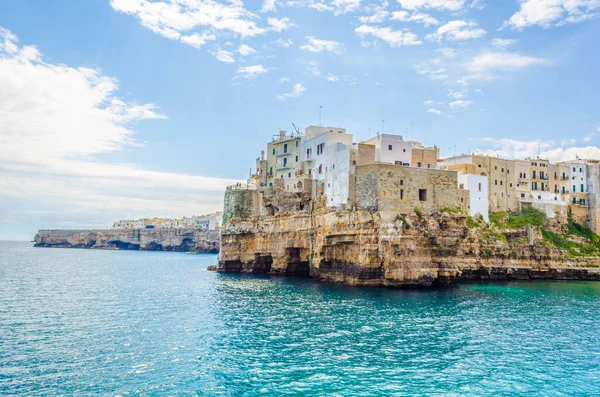 İtalyan polignano şehri manzarası Puglia Regio 'da ünlü bir tatil köyüdür.