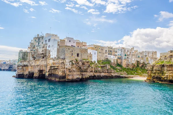 İtalyan polignano şehri manzarası Puglia Regio 'da ünlü bir tatil köyüdür.