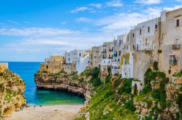 İtalyan şehir polignano 'sunda plaj manzarası monachile cala porto bir kısrak