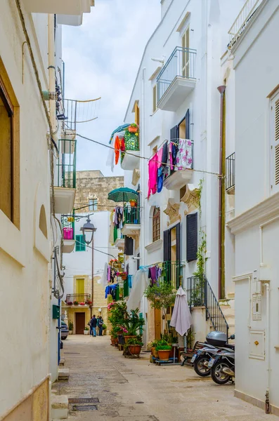 Zicht Een Smalle Straat Italiaanse Stad Polignano Mar — Stockfoto