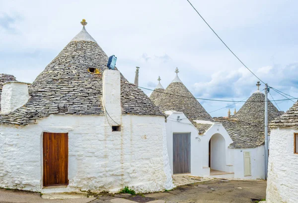 Puglia, İtalya 'da Alberobello' daki geleneksel beyaz trulli evlerin manzarası
