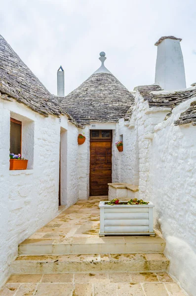 Puglia, İtalya 'da Alberobello' daki geleneksel beyaz trulli evlerin manzarası
