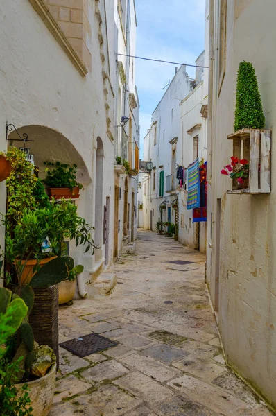 İtalyan şehri Locorotond 'da beyaz dar bir sokak manzarası