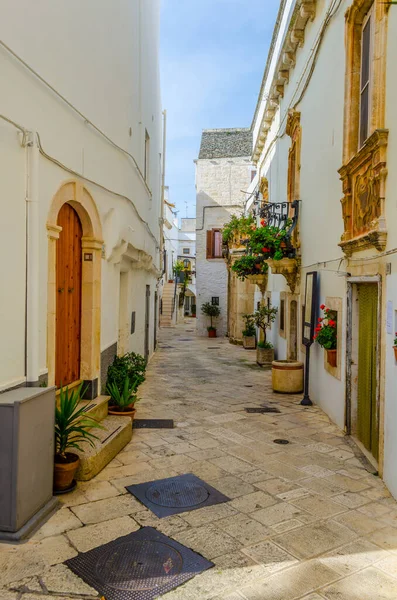 İtalyan şehri Locorotond 'da beyaz dar bir sokak manzarası