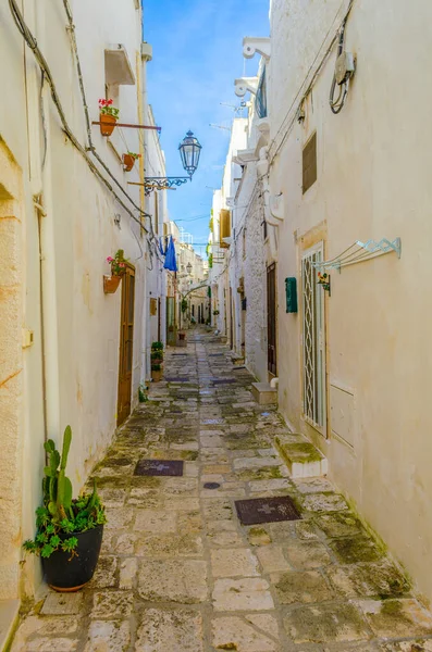 İtalyan şehri Ostun 'da beyaz dar bir sokak manzarası