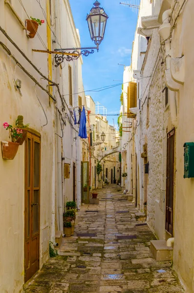 İtalyan şehri Ostun 'da beyaz dar bir sokak manzarası