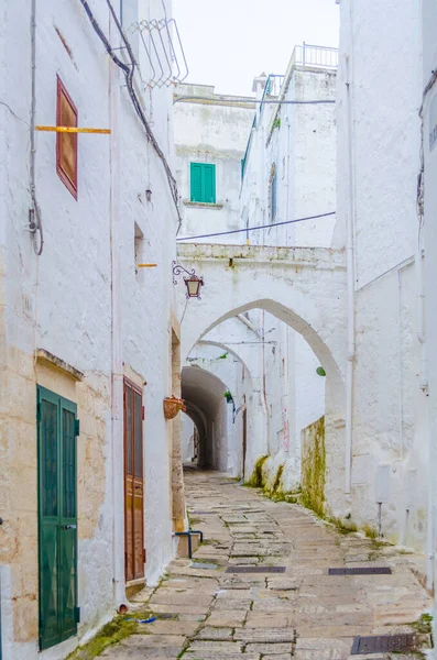 İtalyan şehri Ostun 'da beyaz dar bir sokak manzarası