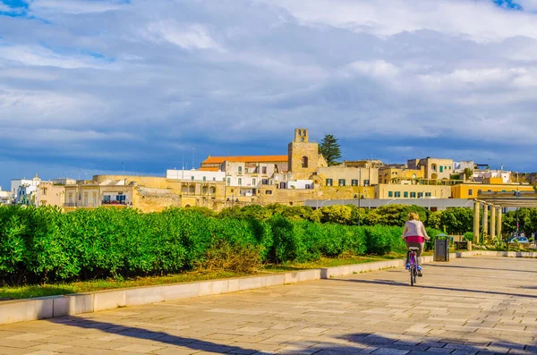 İtalya 'daki Otranto limanının görüntüsü