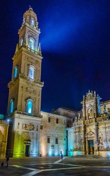 Lecce 'deki Santa Maria katedralinin gece manzarası.